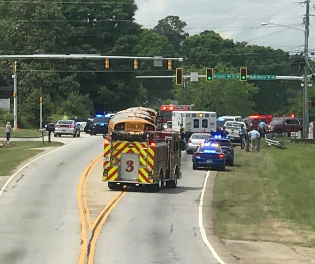 Menino de 11 anos pulou de ônibus escolar em avenida na Georgia, EUA (Foto: Reprodução/Facebook/Walton County GA Sheriff's Office)