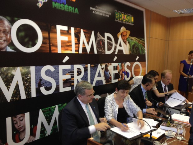 A ministra Tereza Campello assina parceria para compartilhar política social com a ONU (Foto: Amanda Lima/G1)