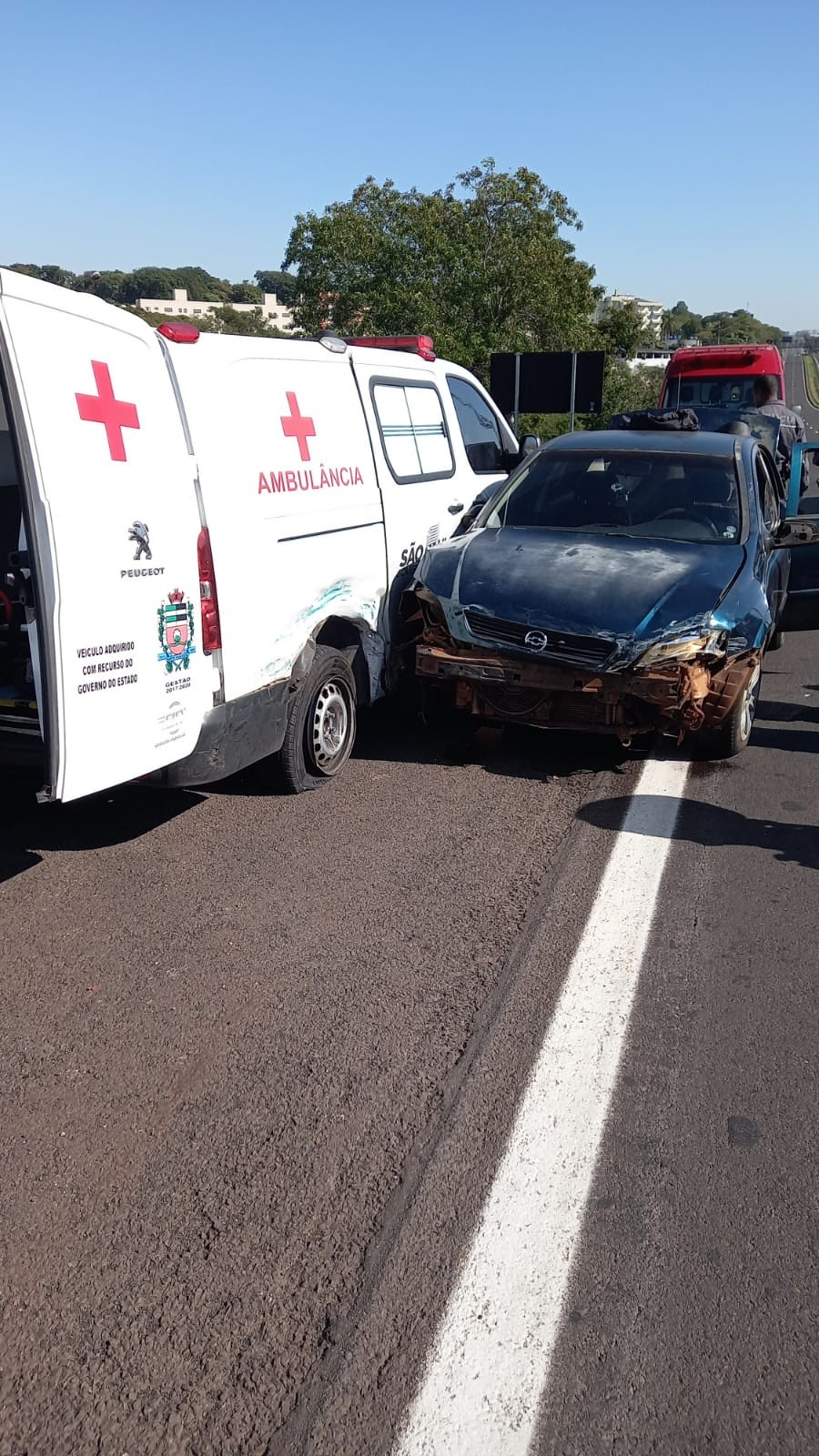 Durante fuga, homem bate carro lotado de maconha em ambulância que transportava mulher em trabalho de parto