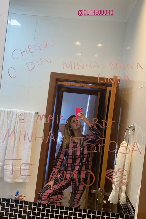Gustavo Theodoro deixa surpresa romântica no espelhor para  Bárbara Evans (Foto: Reprodução/Instagram)