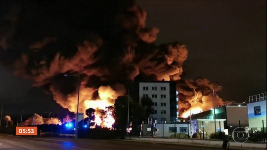 Incêndio atinge indústria química em Rouen, na França 