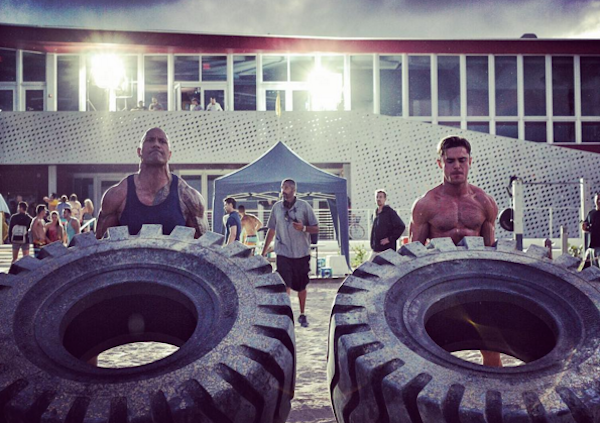 Dwayne Johnson e Zac Efron durante a competição de força (Foto: Instagram)