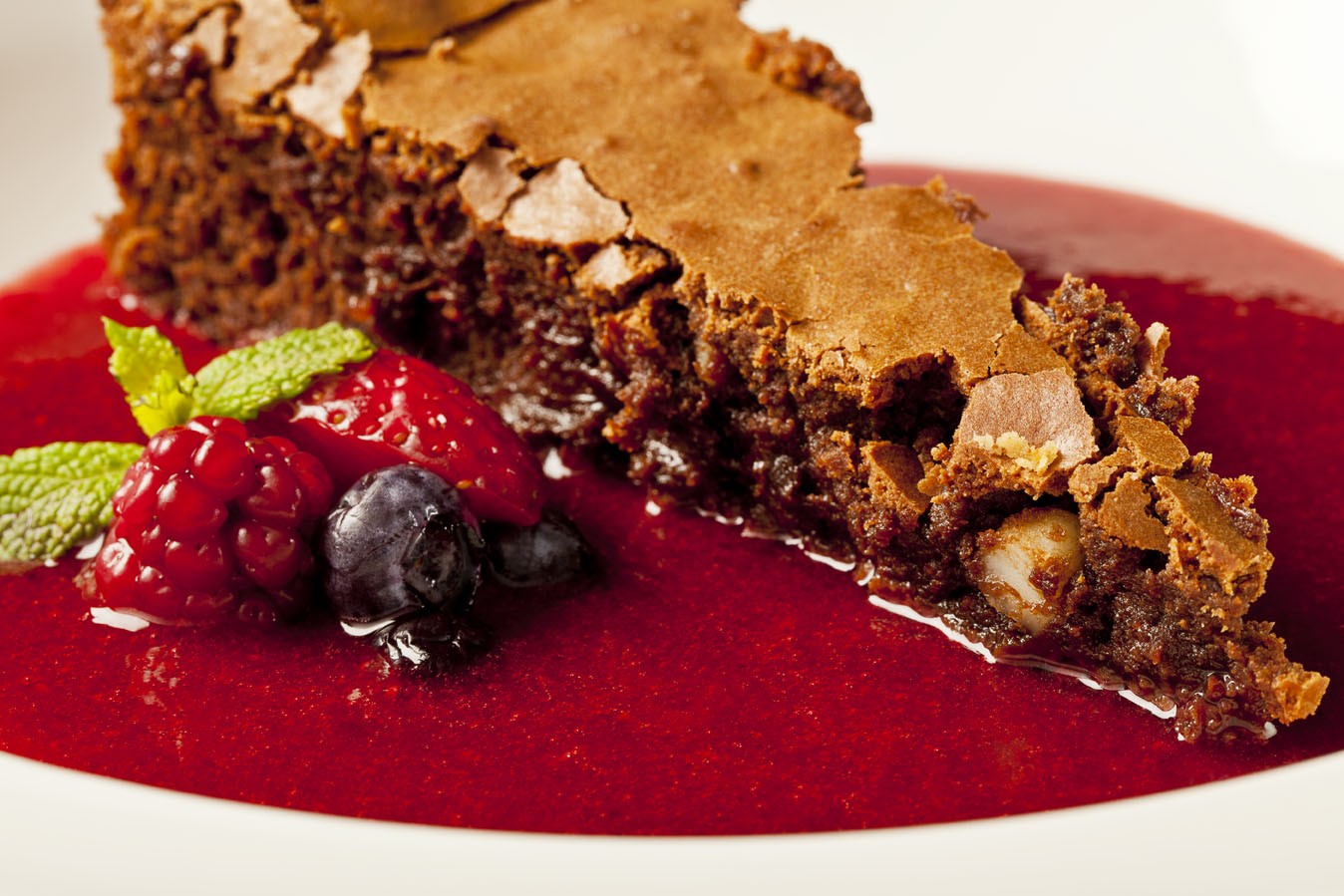 O bolo de chocolate cremoso com a sopa de futas vermelhas, uma combinação perfeita (Foto: Studio SC)