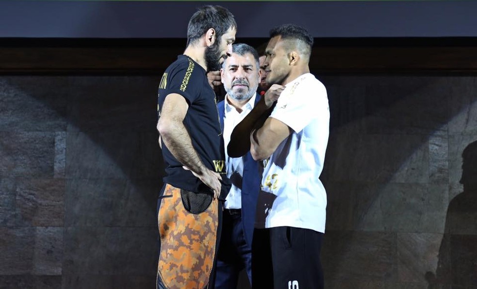 Malyutin e Jacarezinho, de camisa branca, se encaram na pesagem antes do evento (Foto: Divulgação/Akhmat Fight Club)