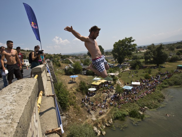 Competidores recebem notas pelos saltos (Foto: AP Photo/Visar Kryeziu)