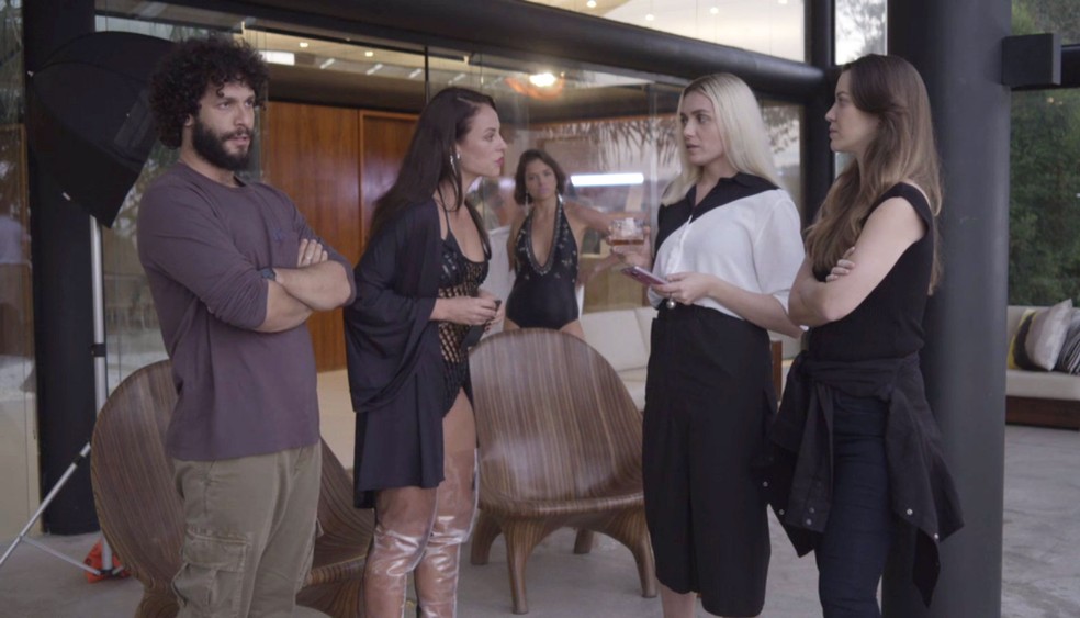 Vivi se irrita com Kim ao ver Jô usando look parecido com o seu — Foto: TV Globo