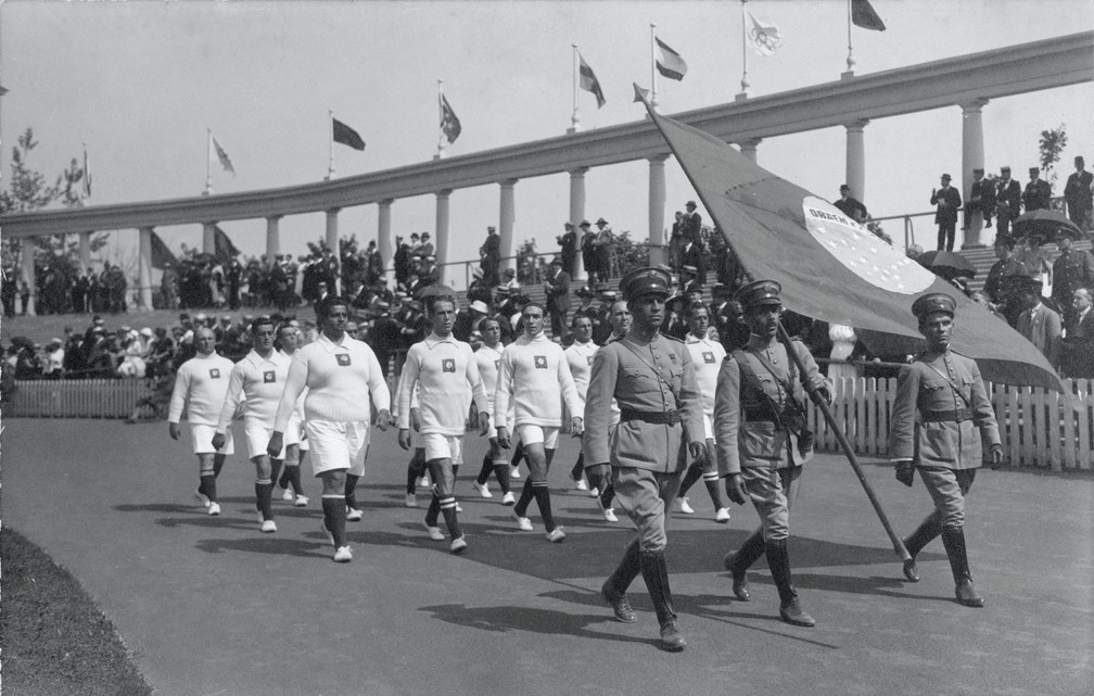Guilherme Paraense carrega bandeira no desfile da cerimônia de abertura em Antuérpia — Foto: COI