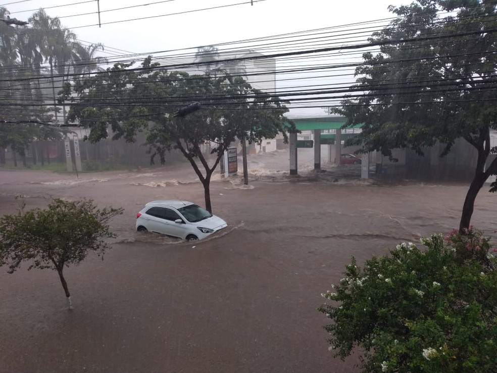 Carro foi levado pela água na Avenida Independência em Piracicaba — Foto: Rodrigo Pereira/G1