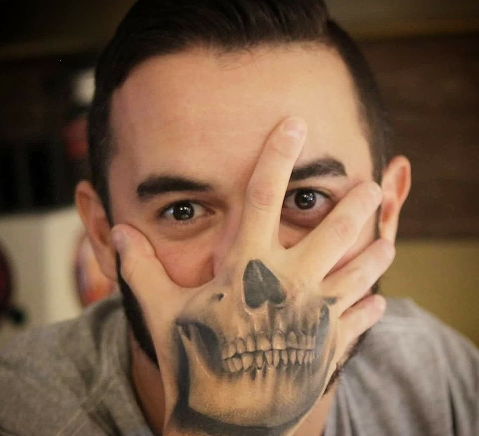 Guilherme tem uma tatuagem de caveira em uma das mãos (Foto: Arquivo Pessoal)