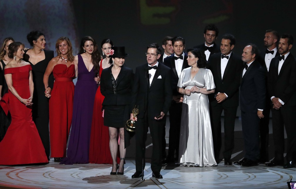 Equipe de 'The marvelous mrs. Maisel' recebe prÃªmio de melhor sÃ©rie de comÃ©dia no Emmy 2018 â€” Foto: Mario Anzuoni/Reuters