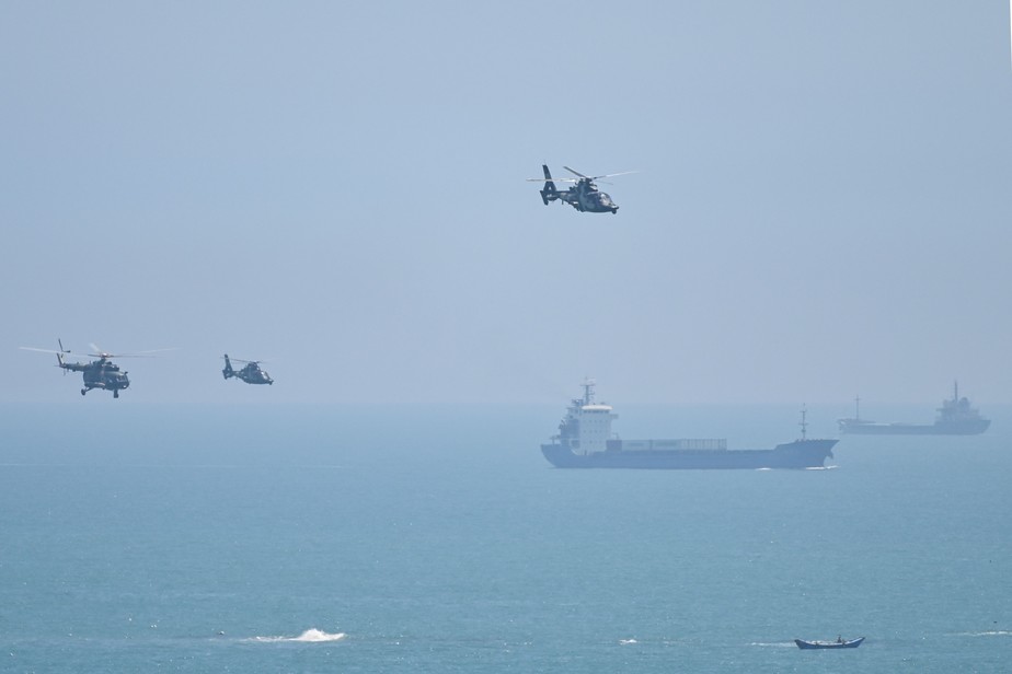 Helicópteros militares chineses sobrevoam na quinta-feira a Ilha de Pingtan, um dos pontos do litoral chinês mais próximos de Taiwan