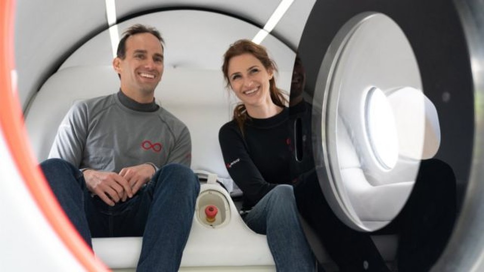 Passageiros do teste, Sara Luchian e Josh Giegel, que trabalham na Virgin Hyperloop, dentro de cápsula — Foto: Divulgação