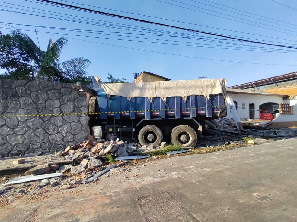 Caminhão atinge muros de casas em Manaus — Foto: Eliana Nascimento/G1