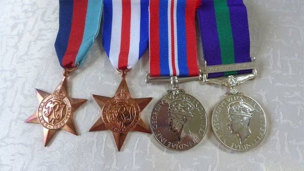 As quatro medalhas desaparecidas pelas quais Hugh Grant fez uma oferta de recompensa (Foto: Twitter)