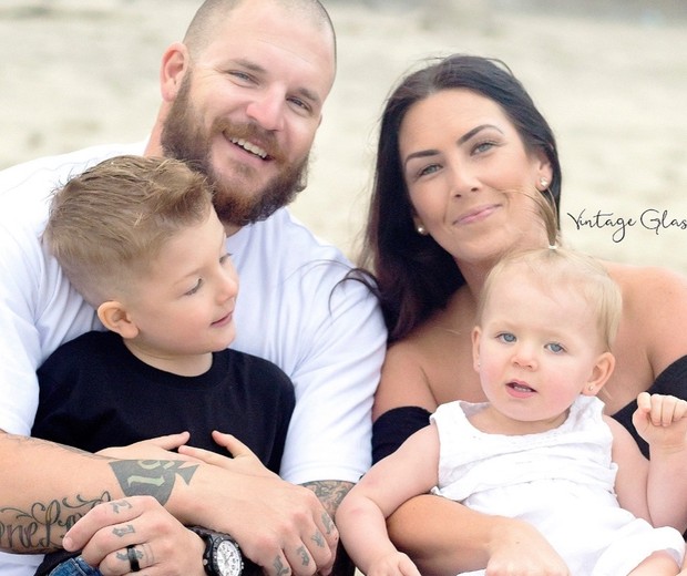 Michelle com o marido, Chris, e os dois filhos (Foto: GoFundMe)
