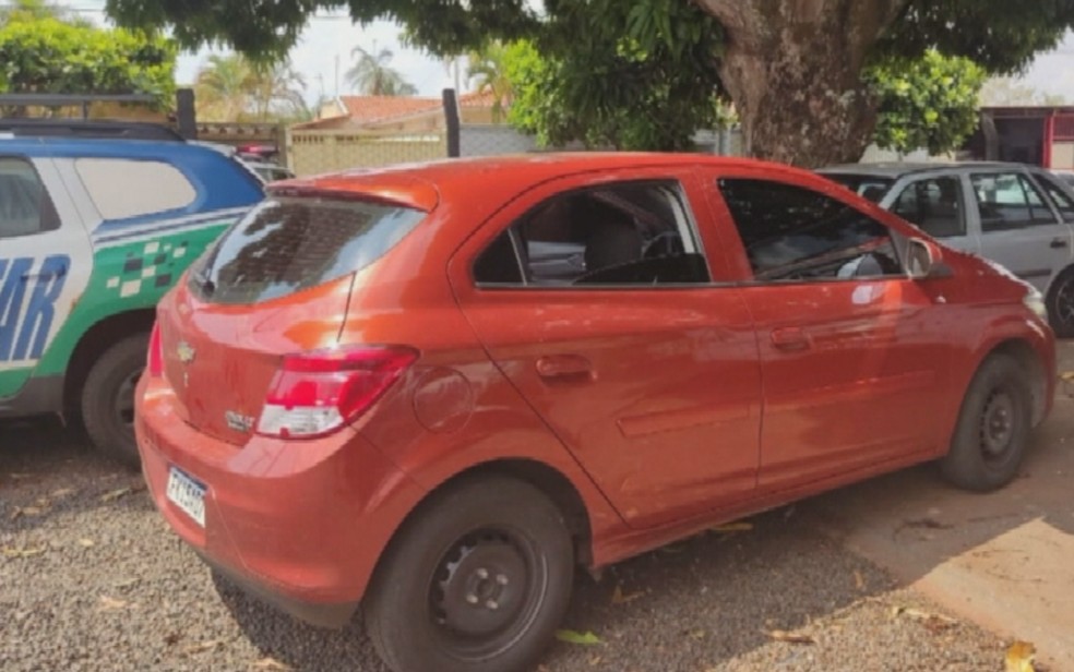 Carro usado por dupla presa suspeita de se passar por funcionários de agências bancárias para aplicar golpes em idosos em Goiás — Foto: Reprodução/TV Anhanguera