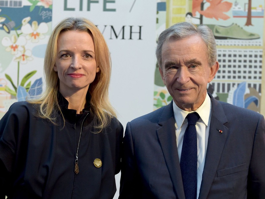 Bernard Arnault, homem mais rico do mundo, ao lado da filha Delphine