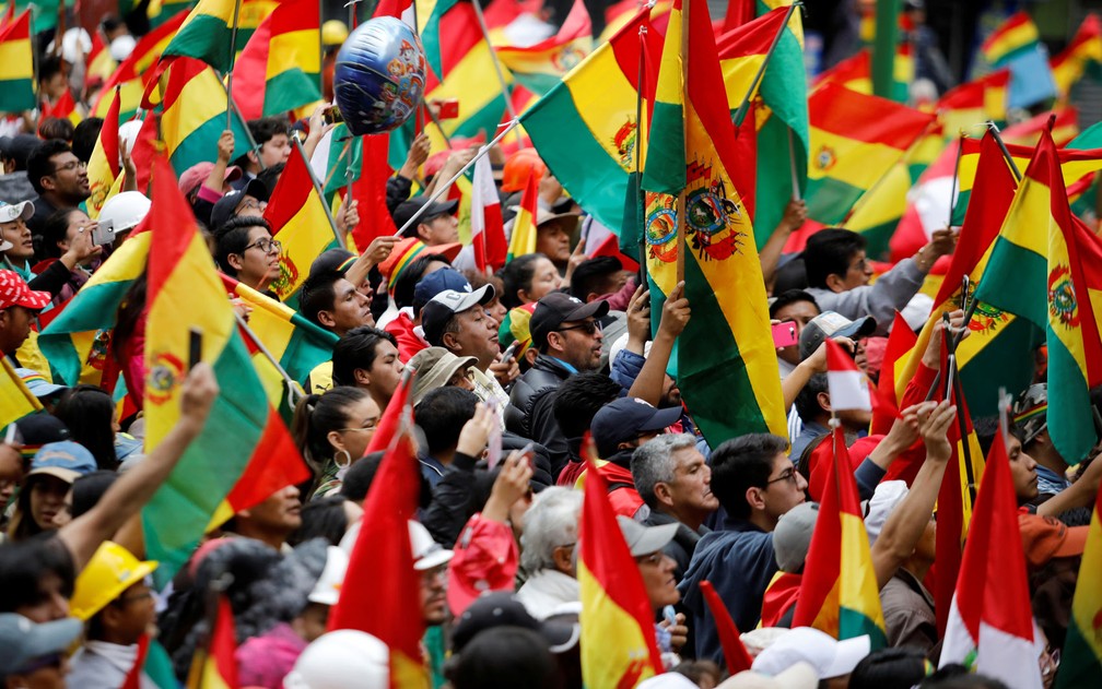 Manifestantes protestam contra Evo Morales em La Paz, na Bolívia, no domingo (10) — Foto: Reuters/Marco Bello
