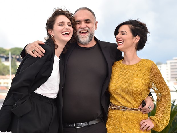 Carol Duarte se diverte com o diretor Karim Ainouz e a atriz Julia Stockler  (Foto: Dominique Charriau/WireImage)