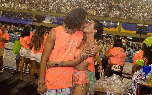 João Zoli e Gabi Prado trocam beijos na Sapucaí