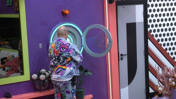 Tiago Abravanel aperta o botão da escotilha da sala do BBB 22 — Foto: Globo