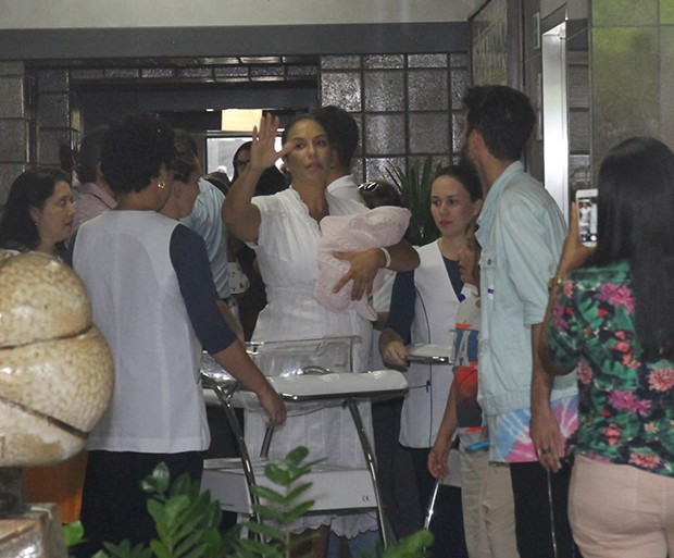 Ivete Sangalo deixa hospital Foto Francisco CepedaAgNews