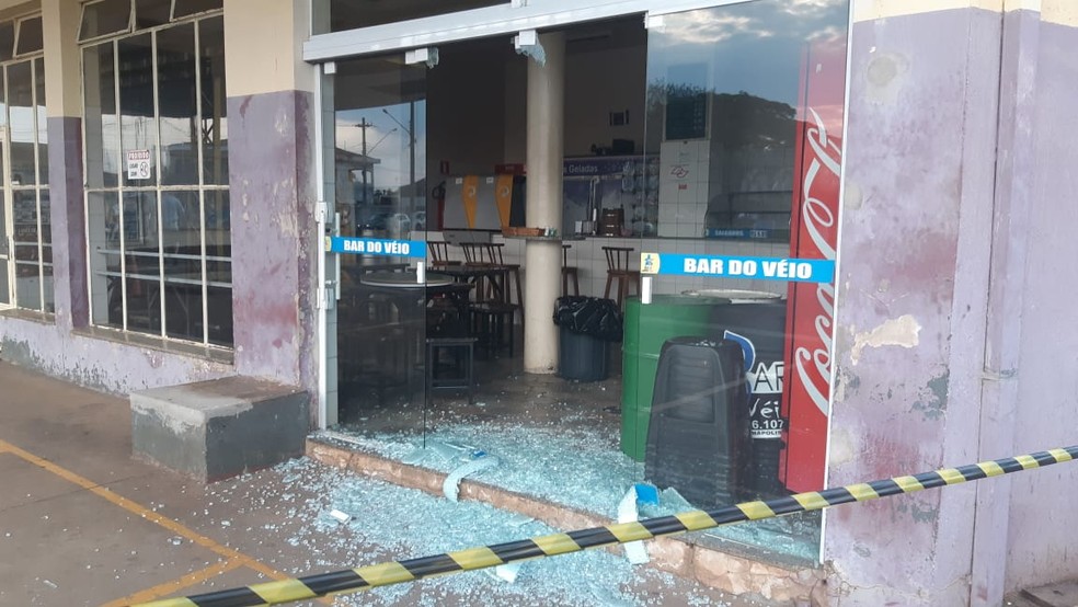 Loja de conveniência também foi atacada por criminosos durante ação em Iracemápolis — Foto: Edijan Del Santo/EPTV