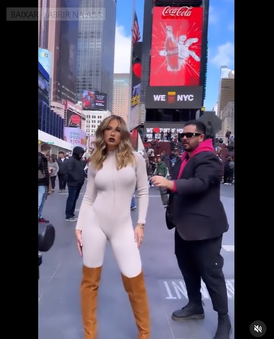 Virginia Fonseca faz caras e bocas na Times Square