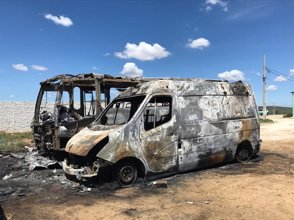 Ônibus escolar e ambulância ficaram destruídos após pegar fogo, no Cariri da PB — Foto: Artur Lira/G1