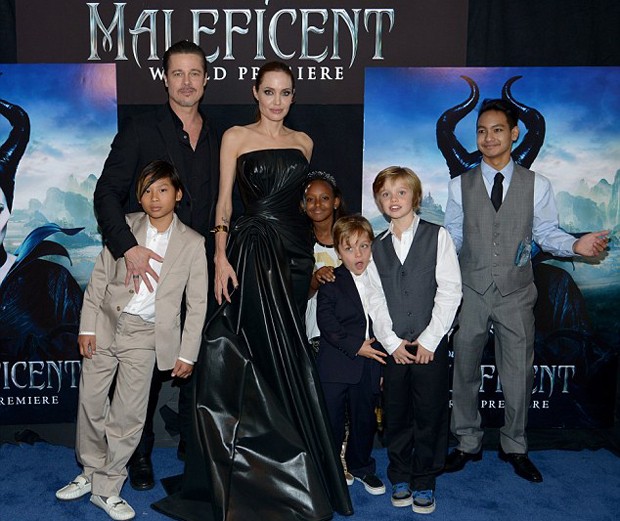 Angelina Jolie e Brad Pitt com 5 de seus 6 filhos (Foto: Getty Images)