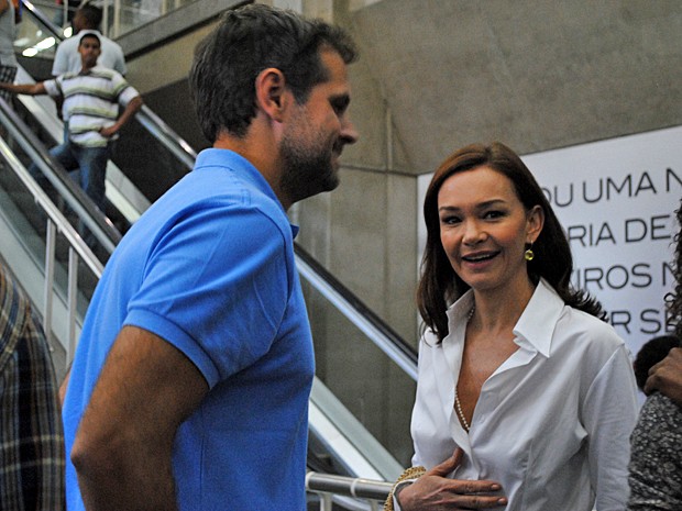 Julia conversa com o diretor geral da trama, Leonardo Nogueira (Foto: Em Família/TV Globo)