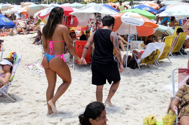 Thammy Miranda e namorada, Andressa Ferreira na praia (Foto: Johnson Parraguez / FotoRioNews)