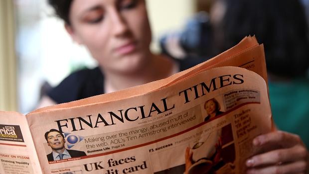 Mulher lê edição do jornal Financial Times, que foi vendido ao grupo japonês Nikkei (Foto: Getty Images/Arquivo)