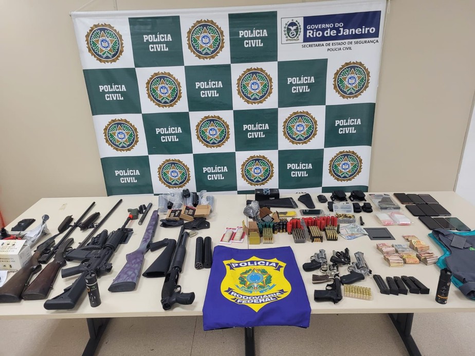 Foram encontrados 9 sacos com projéteis de munições, canos, armações, carregadores, quebra chamas de fuzil e peças de diversas armas