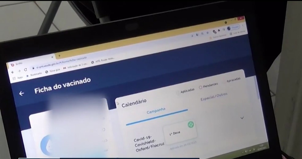 Técnico verifica no sistema do PNI se a pessoa já tomou ou não a vacina contra a Covid-19 — Foto: Reprodução/Rede Amazônica Acre