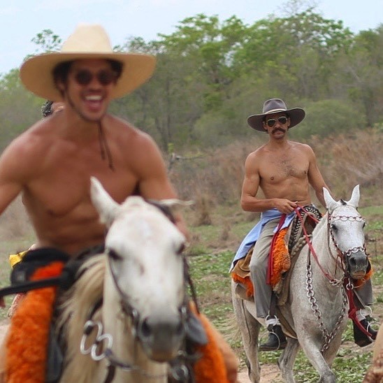 José Loreto e Guito nos bastiores das gravações de Pantanal (Foto: Reprodução/Instagram)
