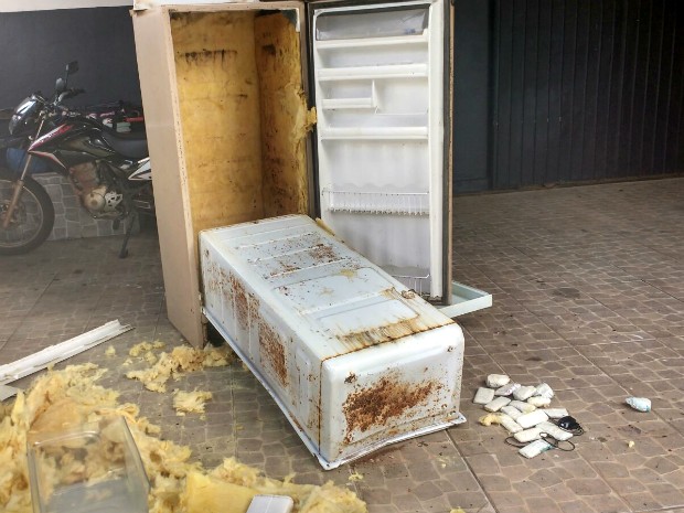 Drogas e celulares estavam um fundo falso de uma geladeira (Foto: Divulgação/Polícia Civil)