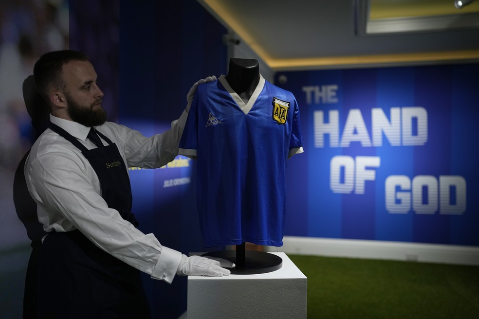 Camisa usada por Maradona no gol 'La Mano de Dios' &Atilde;&copy; leiloada por R$ 44  milh&Atilde;&micro;es; filha diz que n&Atilde;&pound;o &Atilde;&copy; a original | Mundo | G1
