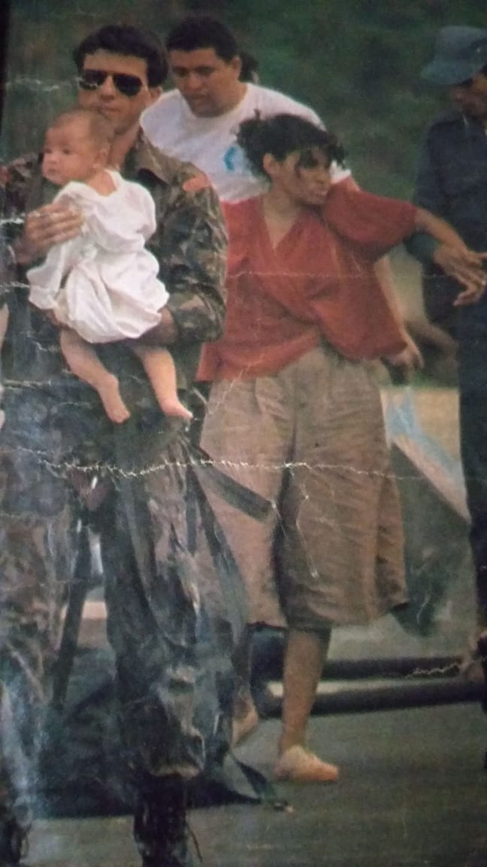 Militares resgatam Ariadna Ramos e a mãe, Regina Célia, do local da queda do Varig 254, em São José do Xingu (MT) — Foto: Regina Célia da Silva/Arquivo pessoal