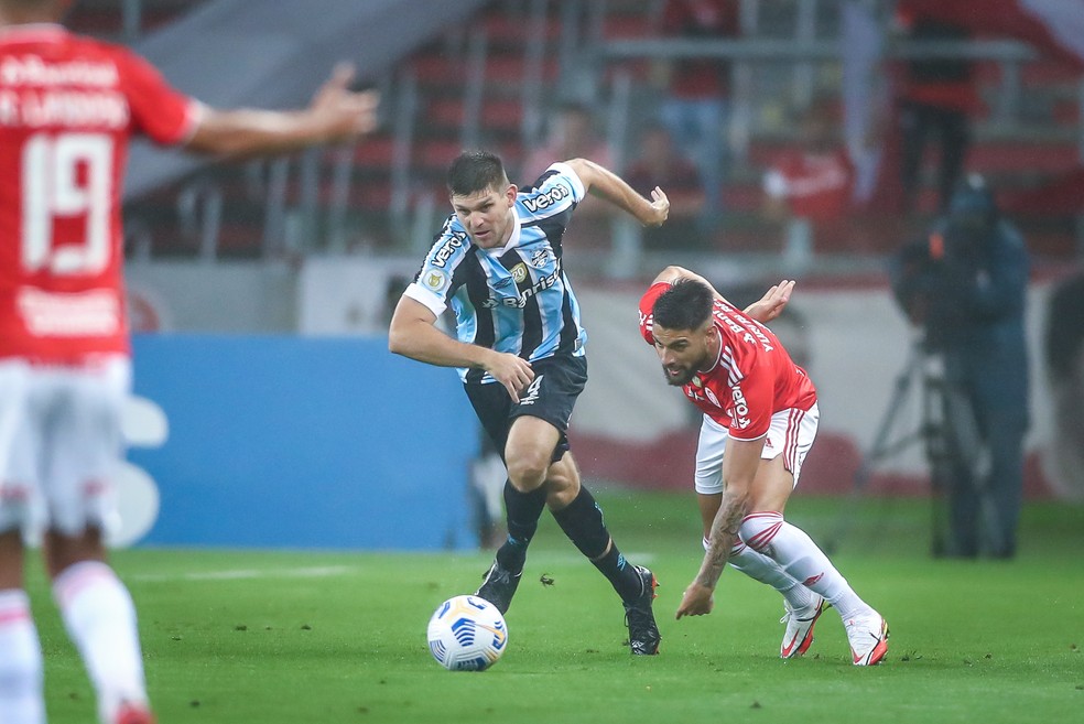 Kannemann, do Grêmio, disputa lance com Yuri Alberto, do Inter, no Gre-Nal 434 do Brasileirão — Foto: Lucas Uebel/DVG/Grêmio