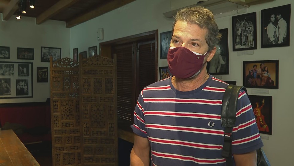 O ator Marcelo Serrado no velório do corpo da atriz Françoise Forton — Foto: Reprodução/ TV Globo