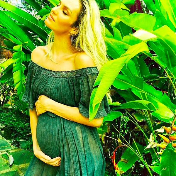 A foto na qual a modelo Candice Swanpoel revelou estar grávida de seu segundo filho (Foto: Instagram)