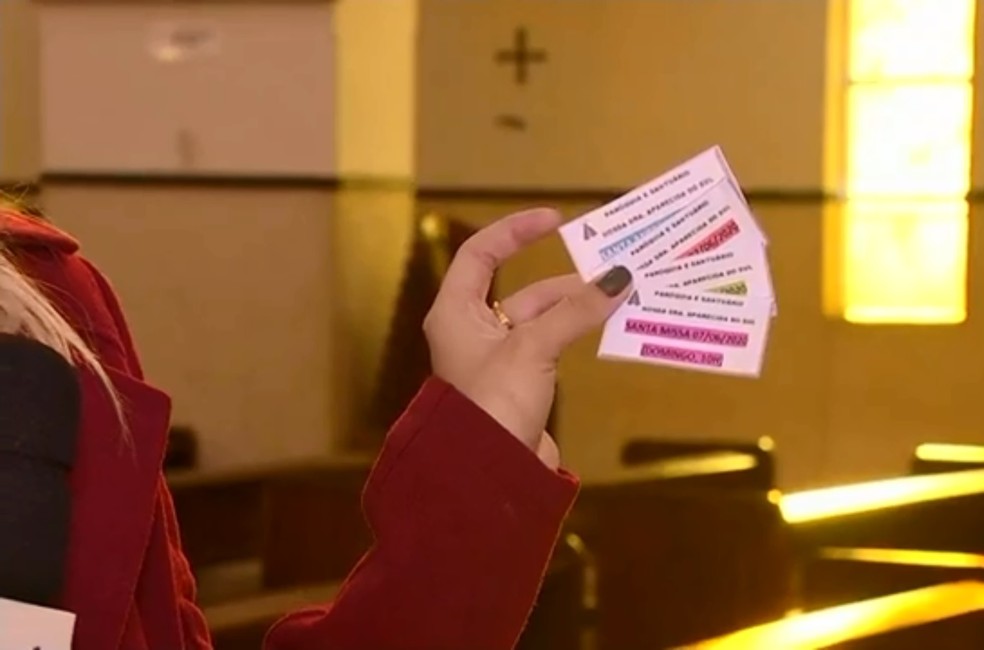 Senhas serão distribuídas para os fiéis em Santuário de Itapetininga — Foto: TV TEM/Reprodução