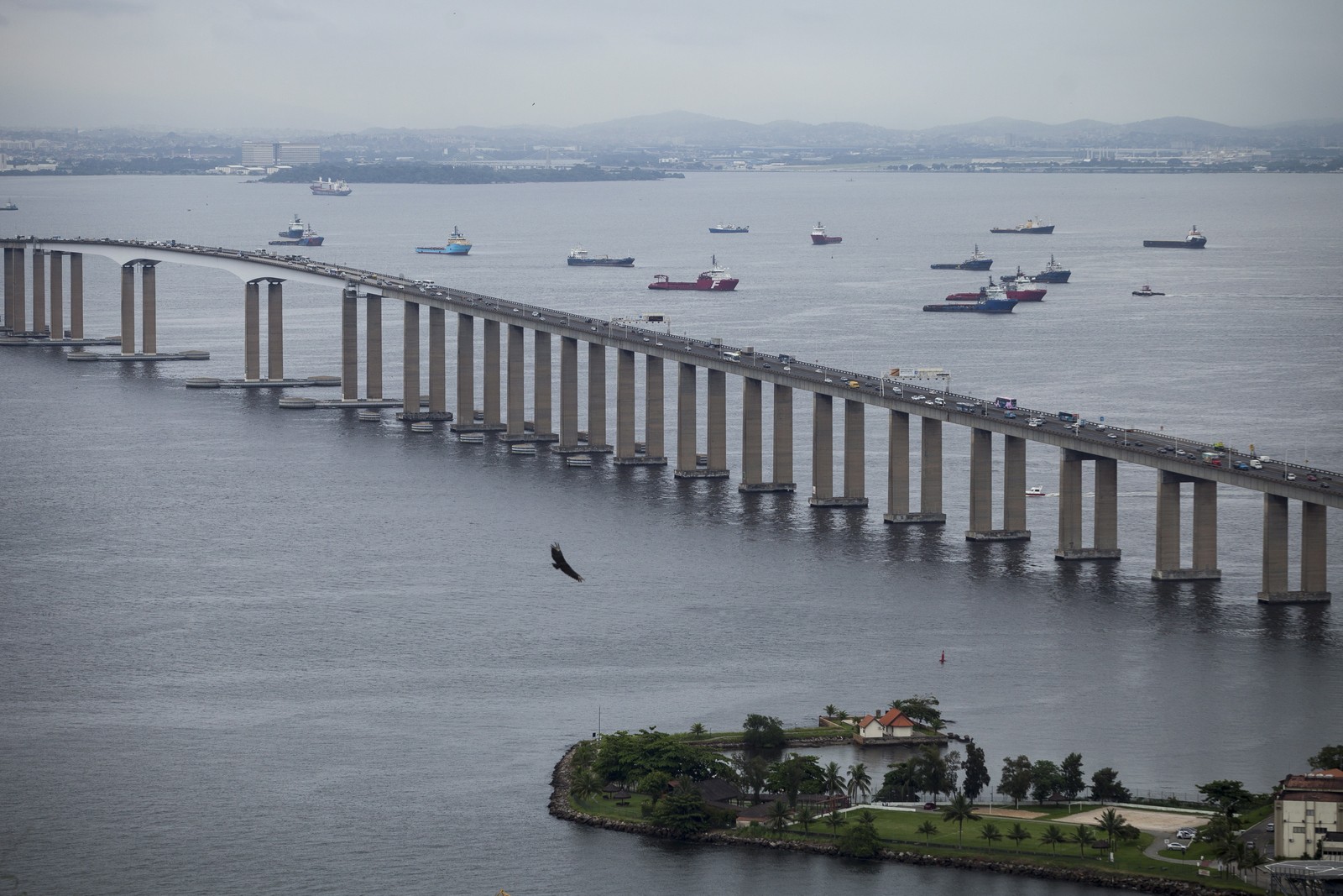 A Ponte Rio-Niterói é considerada a maior sobre as águas do Hemisfério Sul  — Foto: Hermes de Paula/01-01-2016