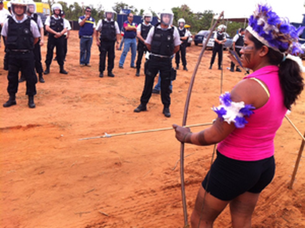 Índia Guajajara resiste durante tentativa de obras no Setor Noroeste, em Brasília, onde vivem indígenas, em foto de 2016 — Foto: Mariana Zoccoli/G1