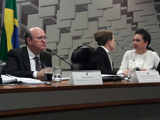 O presidente do Banco Central, Ilan Goldfajn, durante audiência no Senado; à direita estão as senadoras Gleisi Hoffmann e Kátia Abreu  (Foto: Alexandro Martello/G1)