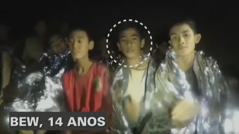 bew - Veja quem são os 12 garotos e o técnico de futebol que ficaram presos em caverna na Tailândia