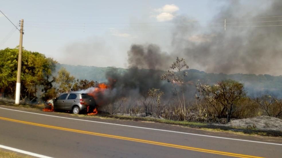 Incêndio destruiu carro no Balneário Laranja Doce, em Martinópolis — Foto: Compdec