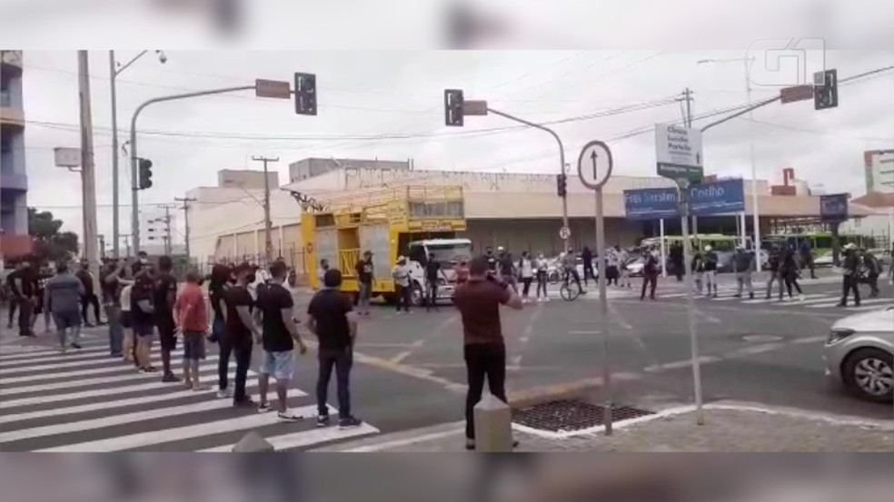 Artistas protestam contra restrições no PI e fecham cruzamentos na Av. Frei Serafim — Foto: Catarina Costa/G1