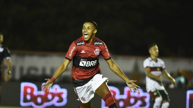 Lázaro comemora gol em Flamengo x Portuguesa